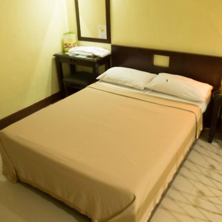 Vista Hotel Recto Manila Exterior photo