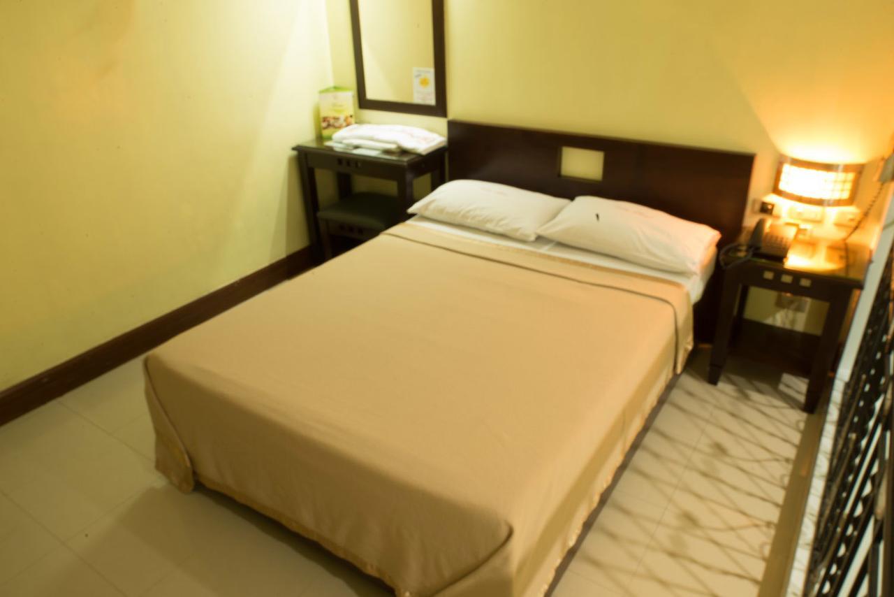 Vista Hotel Recto Manila Exterior photo